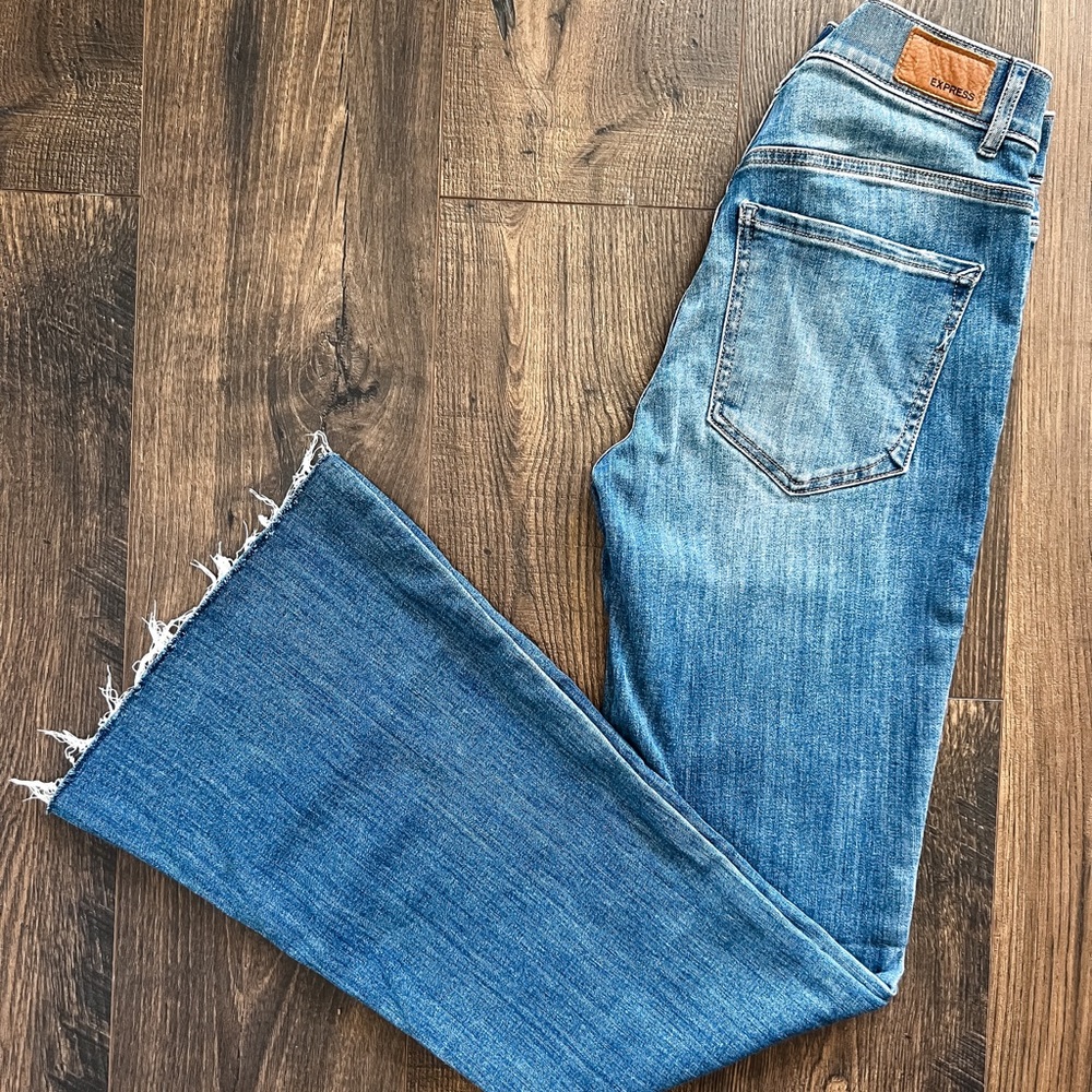 NWT - Women’s Express Flare Jeans - Size 4R
